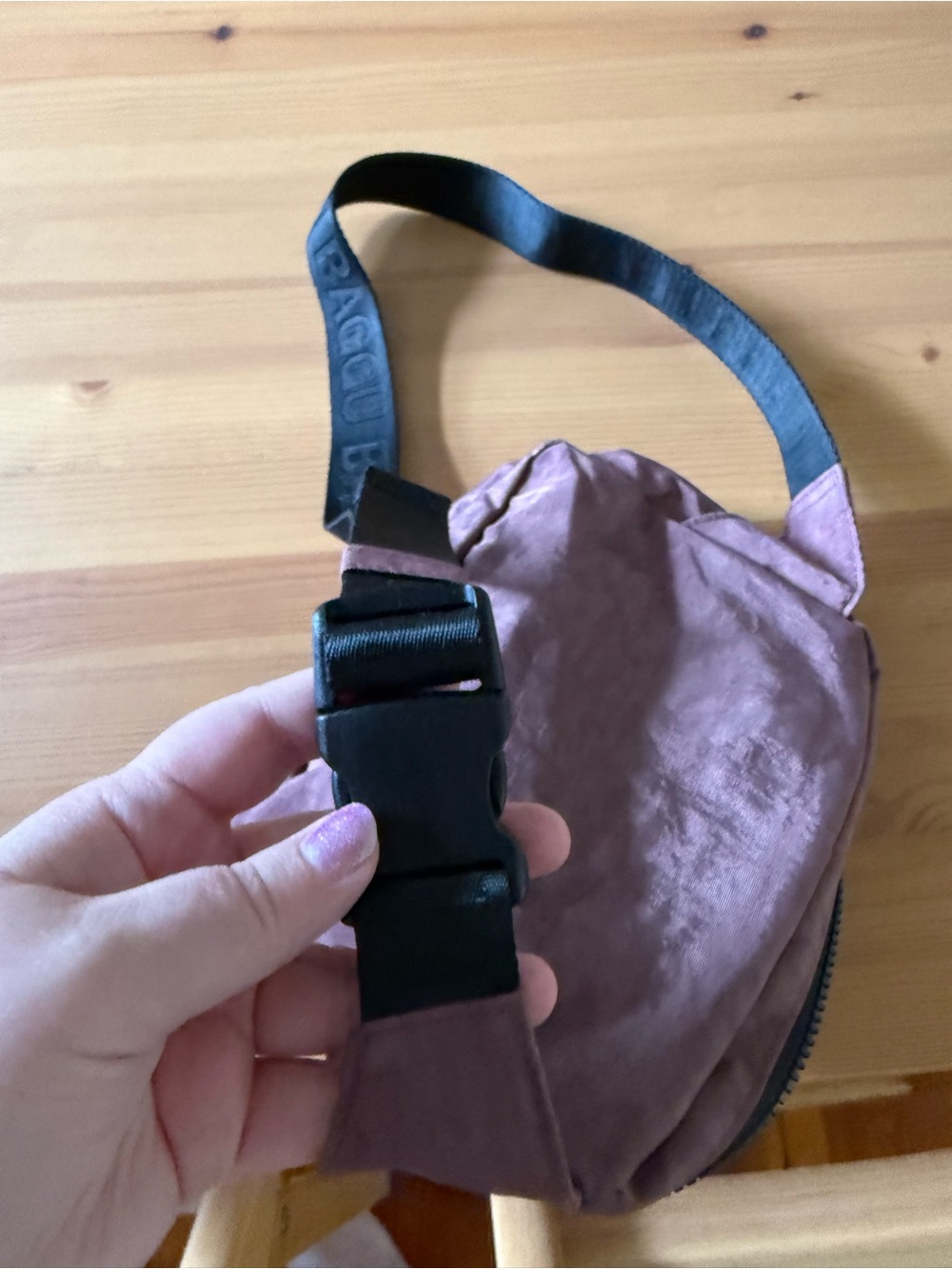 BAGGU Raisin Crossbody Sling Bag with Black Strap - Picture 3 of 6